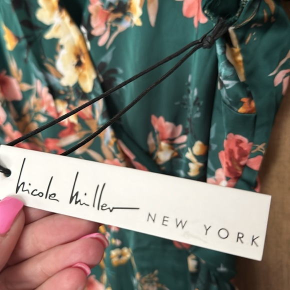 Beautiful green satin floral dress never worn - Picture 4 of 5